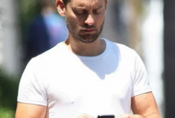 马奎尔个人资料,足球场上的璀璨明星，从青涩少年到世界级后卫的成长之路