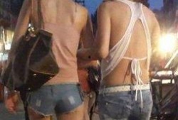 破烂衣服搞笑图片